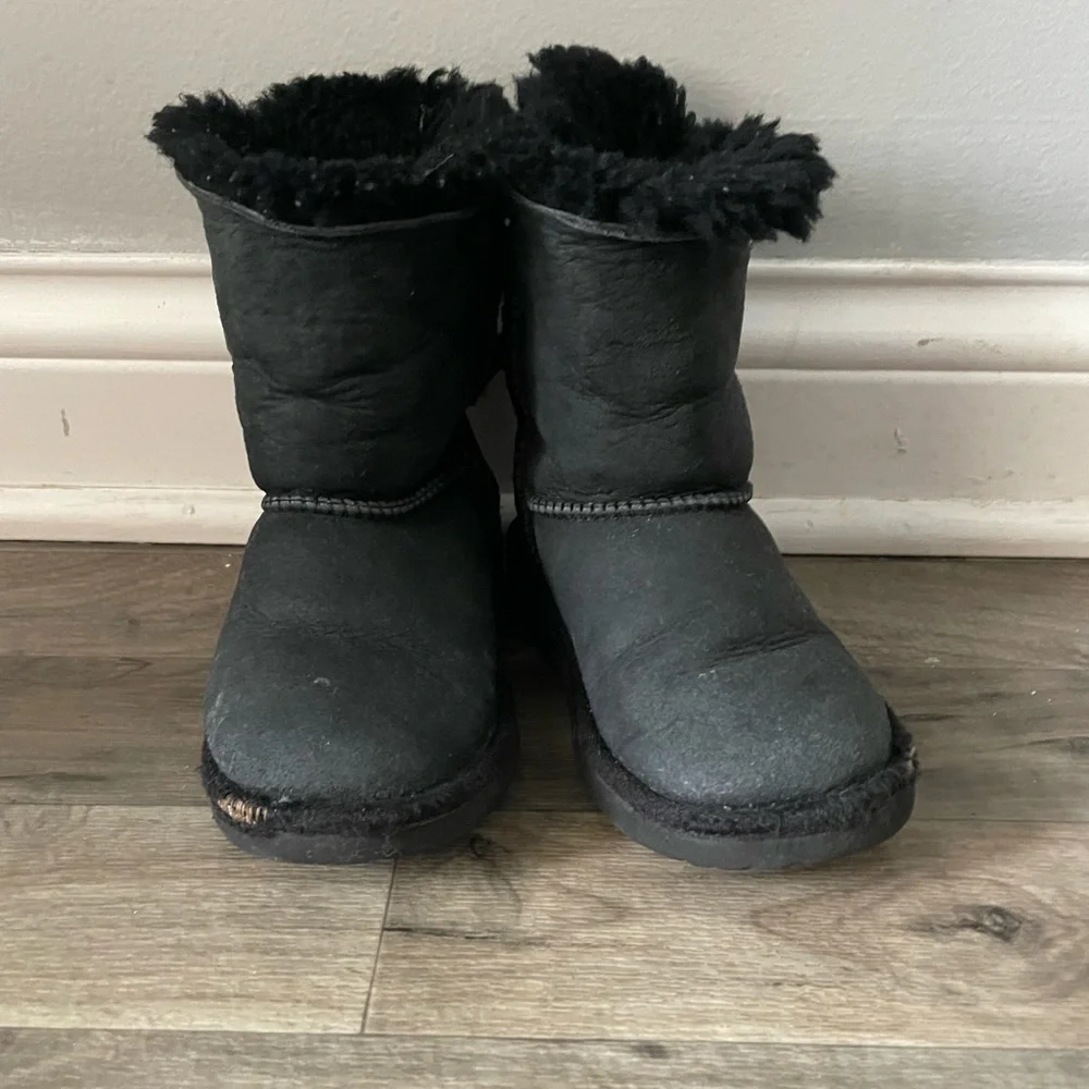Girl’s Toddler Bailey Bow Black UGG Boots - Picture 2 of 11